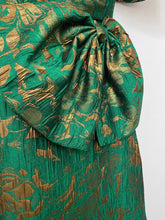 Load image into Gallery viewer, Vestido brocado verde con dorado
