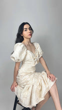 Load image into Gallery viewer, Vestido brocado ivory mangas aglobadas
