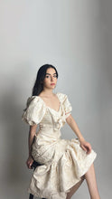 Load image into Gallery viewer, Vestido brocado ivory mangas aglobadas
