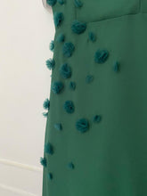 Load image into Gallery viewer, Vestido midi verde + florecitas tul 3D
